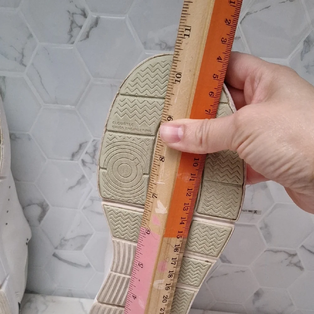 On Running The Roger Advantage White Leather Trainer Running Shoes Womens Size 7 - Picture 13 of 15